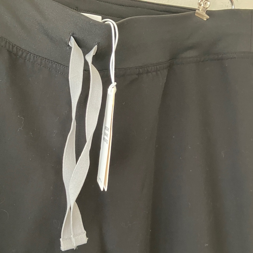 NWT FIGS • Livingston Basic Scrub Pant in Black Petite - Picture 5 of 10